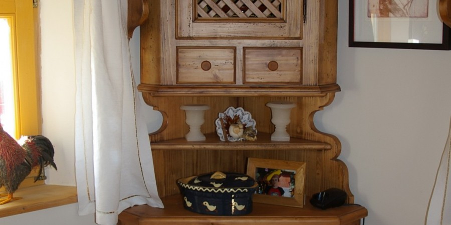 masivna kotna omara bespoke vintage dresser