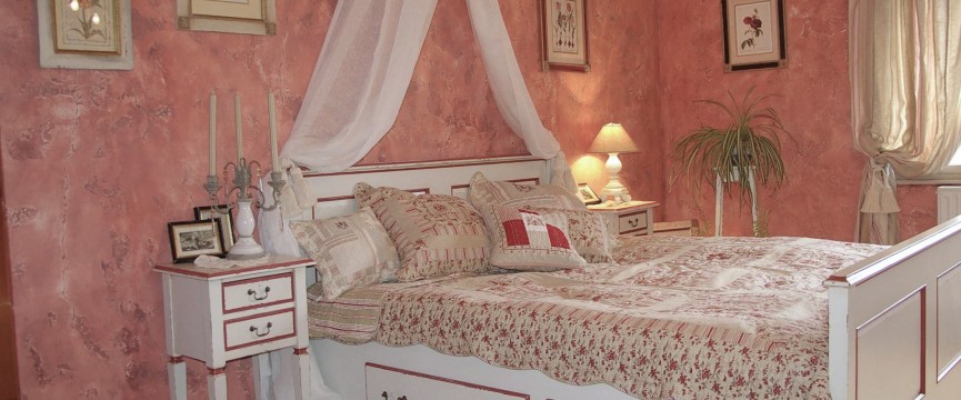 masivna lesena postelja, spalnica vintage